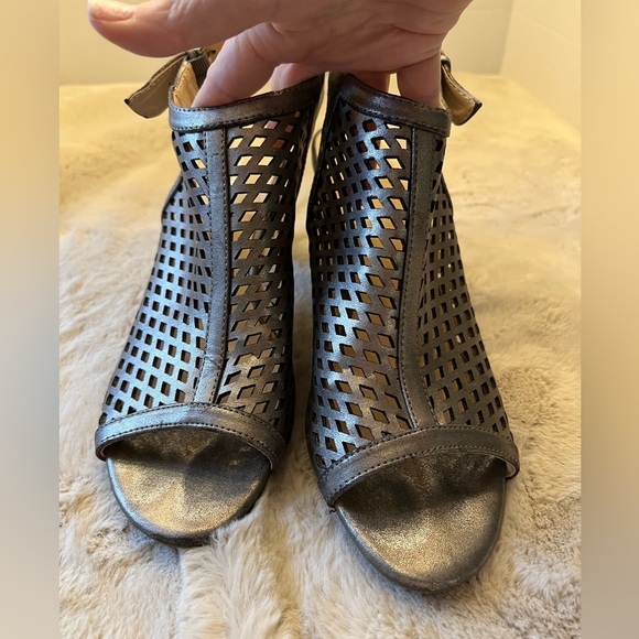 Liz Claiborne Metallic Silver Cutout Heels - Picture 1 of 6